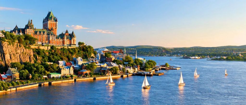 Québec en été : le Château Frontenac, le Vieux-Québec et les voiliers sur le fleuve Saint-Laurent