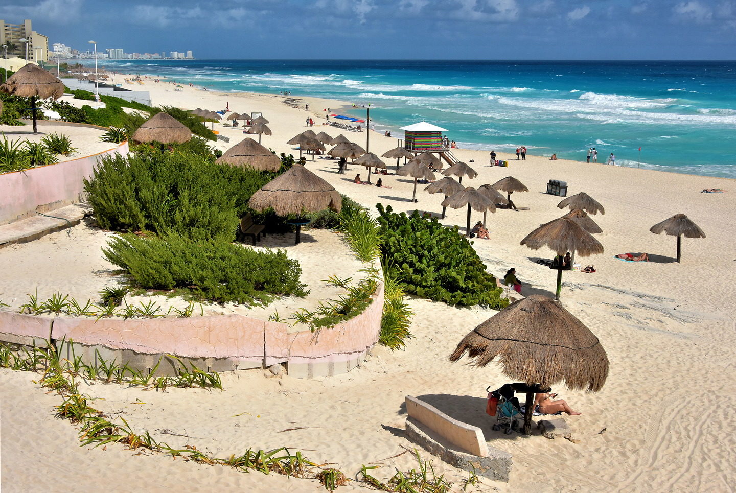Playa Delfines en Cancun: arena blanca, palapas y mar turquesa