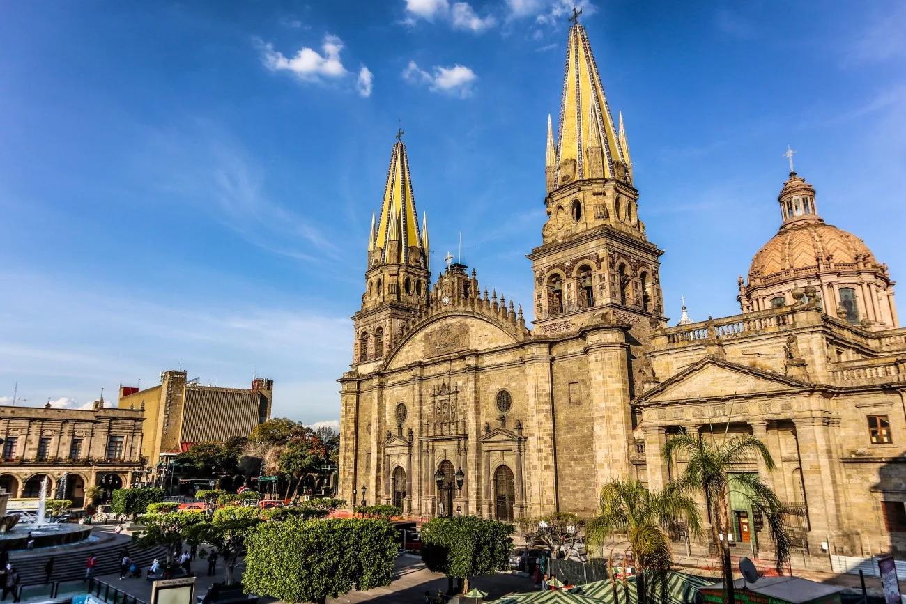 Catedral de Guadalajara y sus dos agujas doradas bajo un cielo azul