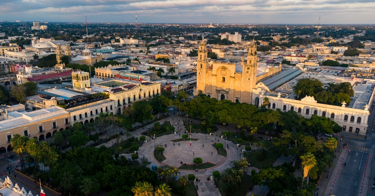 Vista aérea de la catedral de Mérida y la Plaza Grande al atardecer, Yucatán