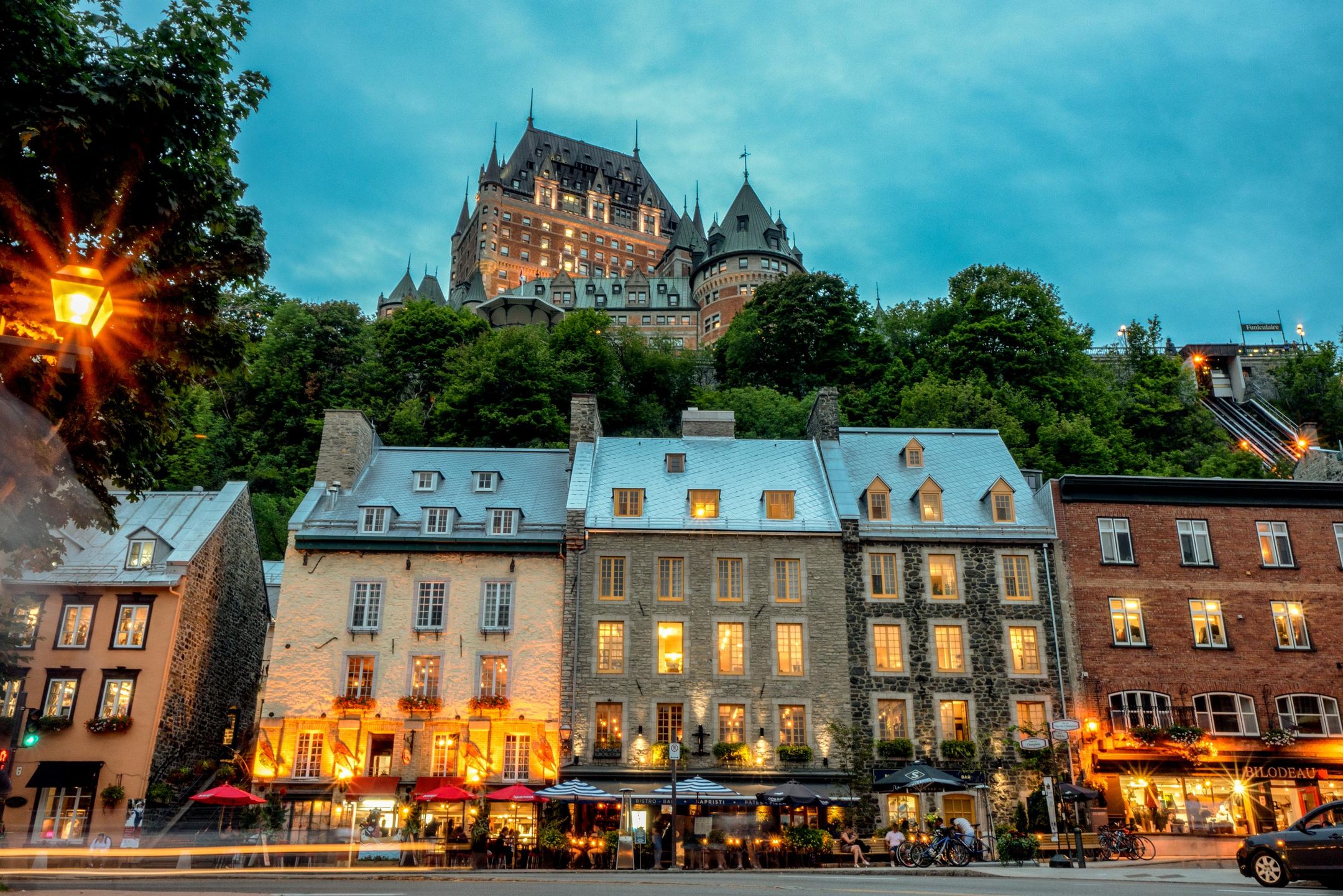 El Château Frontenac dominando las casas del Petit Champlain al anochecer, Ciudad de Quebec